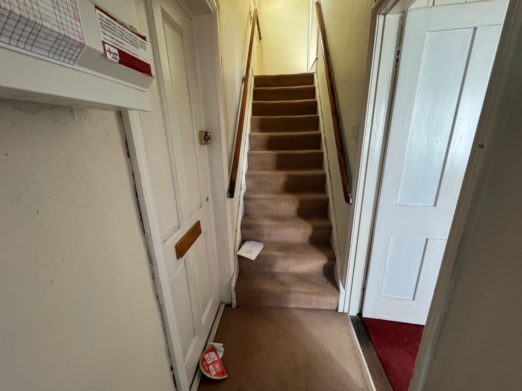 Lot: 167 - TWO-BEDROOM PERIOD COTTAGE IN POPULAR LOCATION - Entrance hall